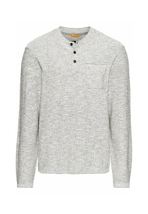 Lichtgrijze lange mouwen trui van een gestructureerde stof, met drie zwarte knopen bij de hals en een klein borstzakje.