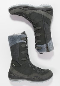 Wysokie szare i czarne zimowe buty z pikowanymi, wyściełanymi mankietami, sznurowanym przodem, bocznymi zamekami oraz teksturowanymi gumowymi podeszwami.