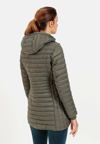 Gewatteerde olijfgroene jas met Capuchon, met een horizontaal gestikte design, ritsluiting en elastische manchetten.