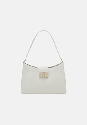 Sac à épaule en cuir blanc avec une sangle unique et une boucle rectangulaire dorée au centre avant.