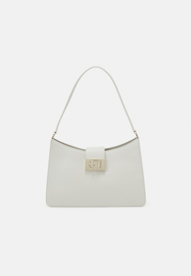 Sac à épaule en cuir blanc avec une sangle unique et une boucle rectangulaire dorée au centre avant.