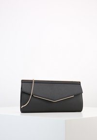 Borsa a mano nera con finitura testurizzata, design con patta angolare, tracolla in catena metallica e accento argentato lungo il bordo.