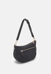 Sort crossbody taske med en tekstureret overflade, to lynlås lommer og hardware i guldfarve. Justerbar rem for nem bæreevne.