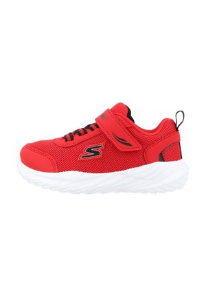 Chaussure de sport en maille rouge avec des accents noirs, dotée d'une sangle velcro et de lacets, et d'une semelle en caoutchouc texturé blanc.