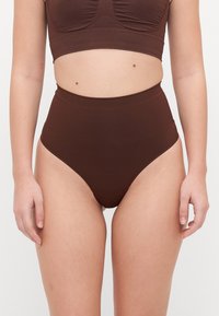 Brun høyhåndt bikini-bukse laget av glatt stoff, med sømløst design og en tett linning for komfort.