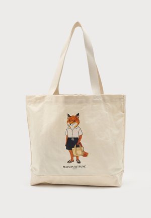 Borsa shopping beige con manici lunghi che presenta un'illustrazione di una volpe vestita che tiene una borsa e il testo "Maison Kitsuné Paris".