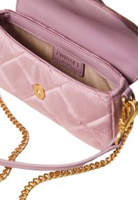 Borsa a tracolla rosa in velluto trapuntato con dettagli in oro, dotata di chiusura a scatto e tracolla a catena, interno con etichetta "TWINKSET."