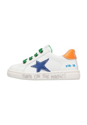 Biała sportowa buta z zielonymi sznurówkami, niebieską gwiazdą po boku, pomarańczową łatą na pięcie i napisem „TURN ON THE MUSIC!” na podeszwie.