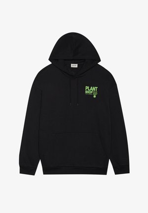 Svart huvtröja med känguruficka, dragskohuva och en grön grafisk logotyp med texten "PLANT SHOP" på vänster bröst.