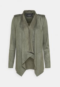 Giacca in finta suede verde oliva con un davanti sovrapposto e drappeggiato, maniche lunghe e spalline. Presenta una texture liscia e un design aperto davanti.