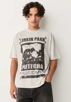 LICENSE REGULAR - Nyomott mintás póló - stone linkin park