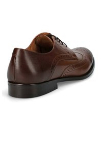 Brązowe skórzane buty wyjściowe o gładkim wykończeniu, z okrągłym czubkiem, detalami brogue i niskim, piętą w formie stosu. Zapięcie na sznurówki.