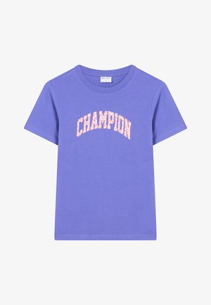 Lila Baumwoll-T-Shirt mit kurzen Ärmeln, rundem Ausschnitt und dem Wort "CHAMPION" in einem pinken Muster auf der Vorderseite.