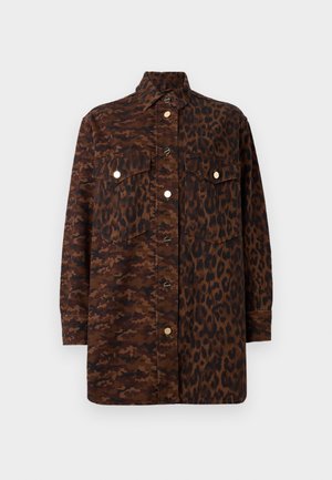 Chemise à manches longues boutonnée avec motifs mixtes camouflage marron et léopard, avec poches avant à rabat et boutons dorés.
