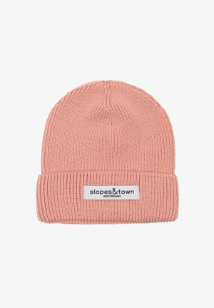 Różowa dzianinowa czapka złożona z przekładanym ściągaczem. Posiada białą prostokątną metkę z napisem "slopes&town" oraz "AMSTERDAM" wydrukowanym na czarno.