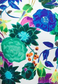 Värikäs kukkakuvioinen kangas, jossa on vihreitä, sinisiä ja violetteja kukkia, korostettuna pienillä oransseilla marjoilla, teksturoidun valkoisen taustan päällä.