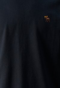 Abercrombie & Fitch LIFELIKE ICON CREW NEUTRALS - Jednoduché tričko - casual black