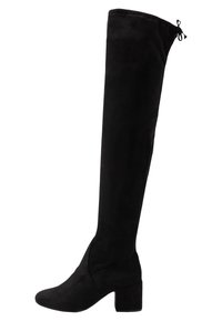 Botas negras por encima de la rodilla, hechas de suave ante, con un tacón cuadrado, que presentan un diseño de costura lateral y un detalle de cordón en la parte superior.