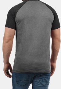 Solid T-shirts basic - gold-coloured
