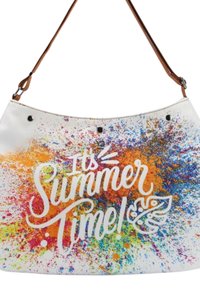 Borsa in tela bianca con un motivo splatter colorato. Presenta il testo "È tempo d'estate!" in caratteri bianchi in grassetto. Fascetta marrone per la spalla.