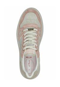 Baskets en suede beige avec des accents rose clair, dotées de lacets blancs, de détails perforés et d'une semelle texturée. Marque sur la languette.