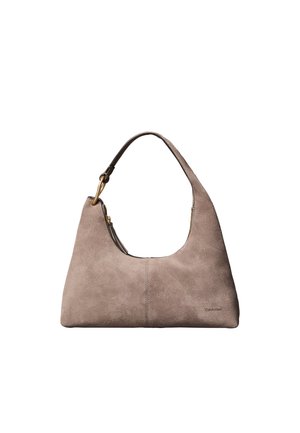 Sac à main en daim taupe avec une bandoulière unique et des éléments dorés, doté d’une fermeture éclair et d’un logo discret de la marque dans le coin inférieur.