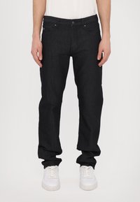Jeans din denim negru cu un croi drept. Prezintă cinci buzunare, cusături subtile și un sistem de închidere cu buton din metal.