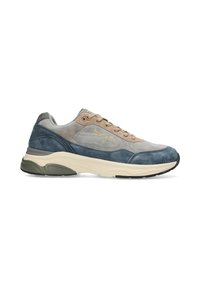 Sneaker da uomo con una combinazione di suede grigio, blu e beige. Presenta una superficie testurizzata, chiusura con lacci e una robusta suola in gomma.