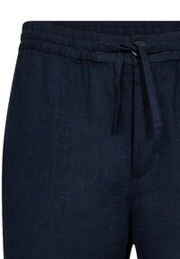 Donkerblauwe linnen broek met een elastische tailleband, trekkoordsluiting en een gestructureerde afwerking. Inclusief een zijzak detail.