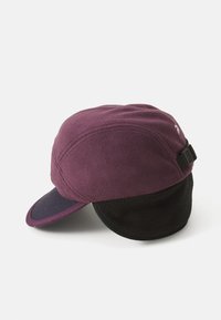 Violets un melns vilnas ziemas cepure ar īsu malu un regulējamu siksnu, izstrādāta siltumam un āra lietošanai.