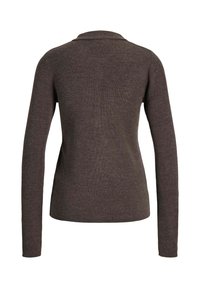 Tamno smeđi pleteni pulover s dugim rukavima i malim ovratnikom, prikazan s leđa na bijeloj pozadini.