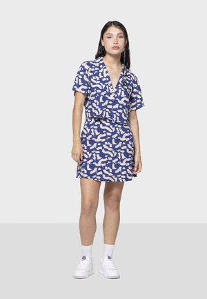 Korte mouw jurk in het blauw met een beige abstract patroon, van lichtgewicht stof, met een slim-fit vorm en een knoopsluiting aan de voorkant. In combinatie met witte sneakers.