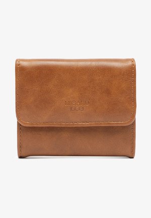 Braune Lederbörse mit strukturiertem Oberflächenfinish, im gefalteten Design und mit einem geprägten Logo auf der Vorderseite. Kompakte, rechteckige Form.