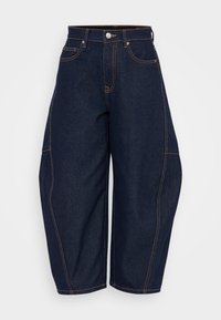 Jeans wide-leg din denim bleu închis cu talie înaltă, cusături contrastante portocalii și buzunare frontale. Prezintă o închidere cu buton și bucle pentru curea.