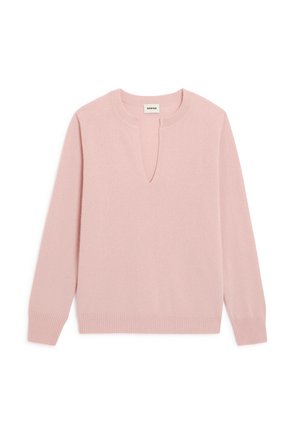 Pull léger rose en tissu doux, avec un col rond et une fente en V, des manches longues, ainsi qu'un ourlet et des poignets côtelés.