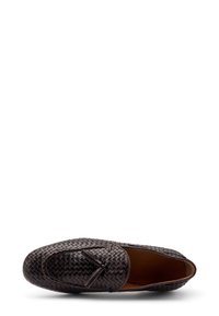 Mocassino in pelle intrecciata color marrone con punta arrotondata e dettaglio decorativo a nappina sul davanti. Fodera interna liscia per il massimo comfort.