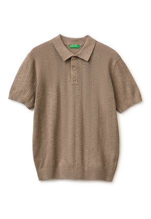 Polo in maglia marrone a maniche corte con colletto a coste, tre bottoni, motivo verticale strutturato e orlo a coste.