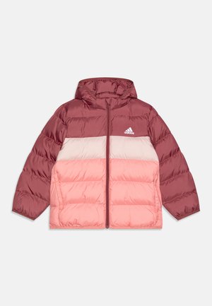 Giubbotto imbottito con cappuccio caratterizzato da un design color block in bordeaux, rosa chiaro e rosa soffice. Chiusura frontale con zip e logo Adidas sul petto.
