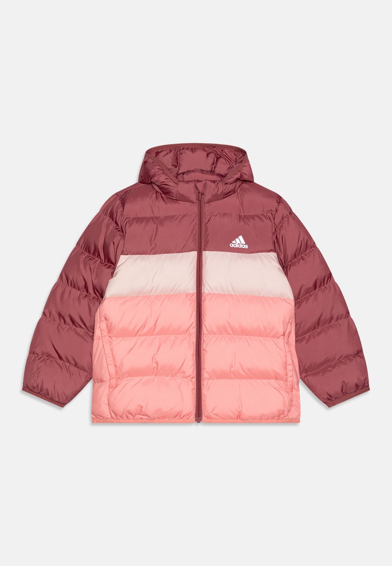 Giubbotto imbottito con cappuccio caratterizzato da un design color block in bordeaux, rosa chiaro e rosa soffice. Chiusura frontale con zip e logo Adidas sul petto.