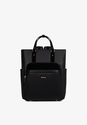 Sac à dos en cuir noir avec poche zippée frontale, double poignée, poches latérales et ferrures dorées sur fond blanc.