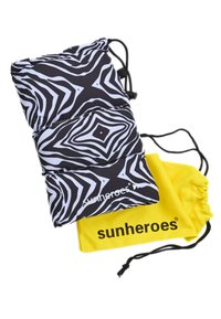 Černo-bílá skládací taštička se zebřími pruhy a stahovací šňůrkou, doplněná žlutou taštičkou se černým logem "sunheroes".
