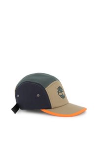 Cappello con un design multicolore in verde oliva, blu navy e beige. Include un visiera arancione e un logo ad albero. Realizzato in materiale di tela.