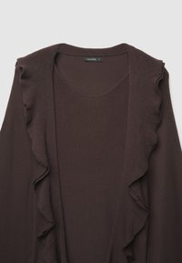 Cardigan marrone con una texture a costine, caratterizzato da bordi arricciati lungo la parte anteriore aperta e un collo rotondo. Realizzato in un tessuto morbido e leggero.