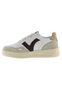 Baskets en cuir blanc avec des accents en suède marron et un talon beige. Bout rond, dessus perforé et semelle en caoutchouc texturé avec lacets.