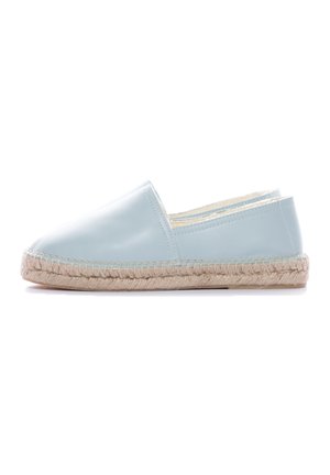Espadrille de cuero azul claro con suela de yute trenzado. Superficie suave, punta redonda y diseño sin cierre. Detalle de costura minimalista a lo largo de los bordes.