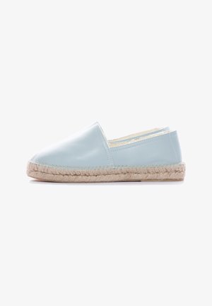 Espadrille en cuir bleu clair avec une semelle en jute tissée. Surface lisse, bout rond et design à enfiler. Détails de couture minimalistes le long des bords.