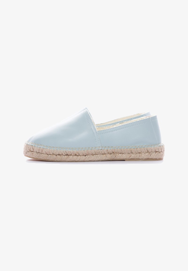 Espadrillas in pelle azzurra con suola in juta tessuta. Superficie liscia, punta rotonda e design slip-on. Dettaglio di cucitura minimalista lungo i bordi.