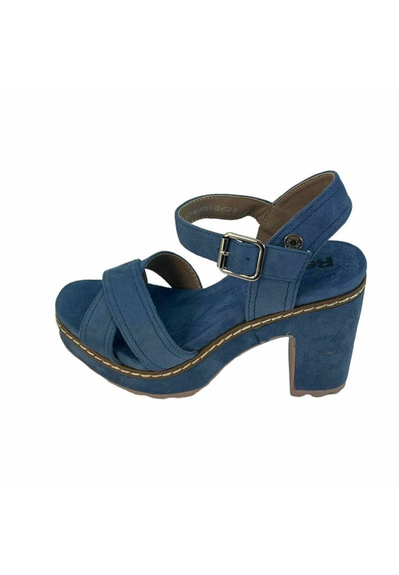 Sandalias de plataforma de ante azul con un diseño de correas anchas, hebilla ajustable en el tobillo y un tacón ancho. Presenta doble costura a lo largo de la suela.