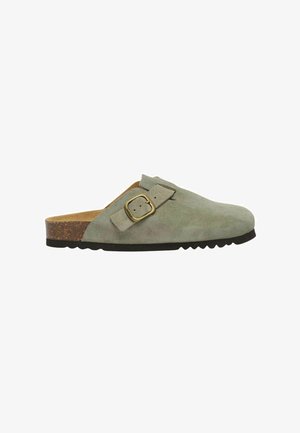 Zoccolo slip-on in camoscio verde chiaro con suola in sughero, battistrada nero e cinturino regolabile con fibbia dorata su sfondo bianco.