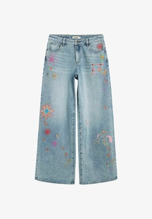 Jeans de pierna ancha color azul claro con estrellas bordadas de colores, patrones celestiales, un pájaro y un unicornio en las piernas delanteras, cierre de botón y cremallera.